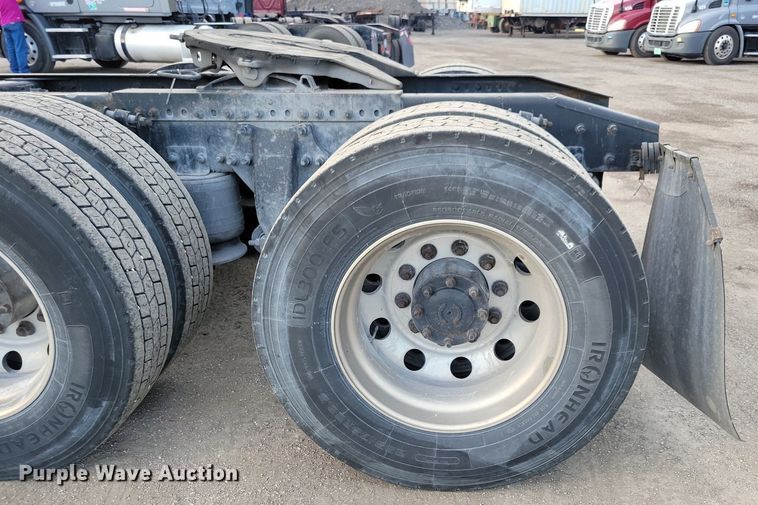 image for item MO9673 2015 Freightliner Cascadia 113  semi truck