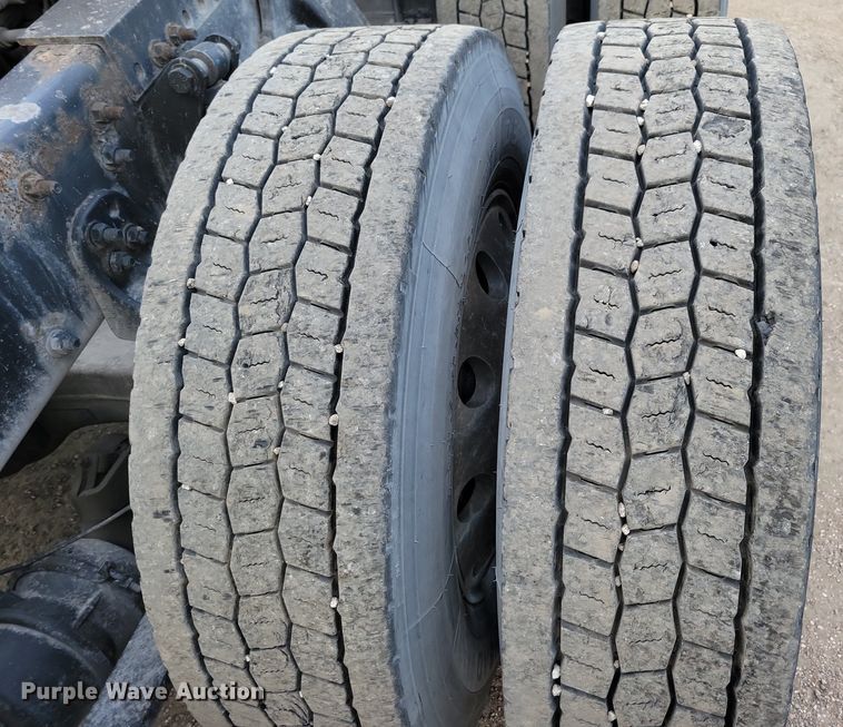 image for item MO9673 2015 Freightliner Cascadia 113  semi truck