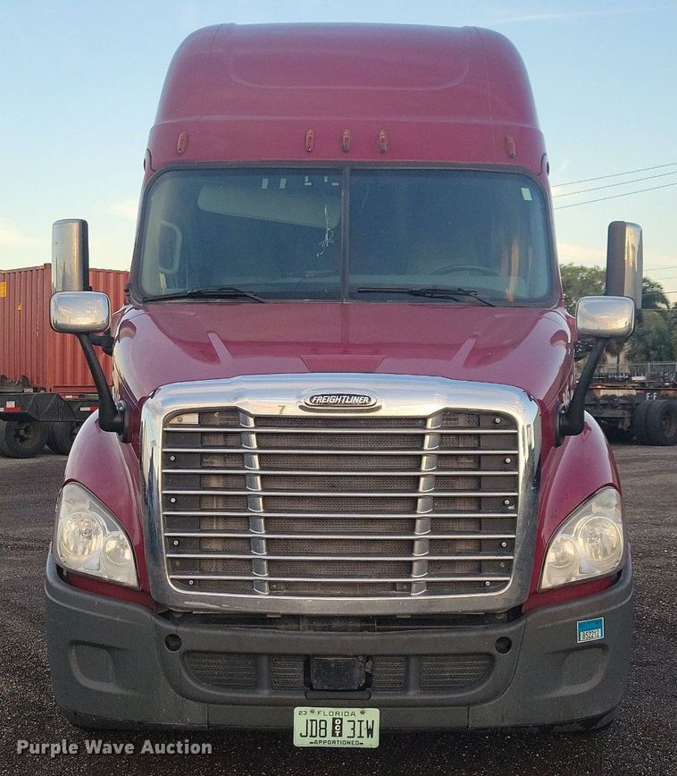 image for item MO9674 2015 Freightliner Cascadia 113  semi truck