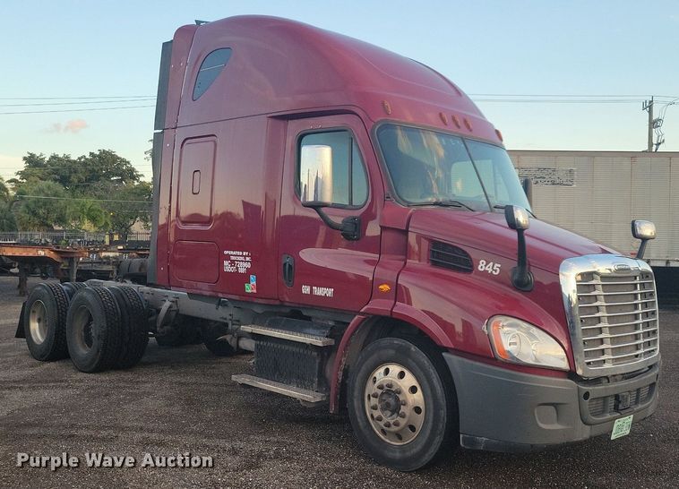 image for item MO9674 2015 Freightliner Cascadia 113  semi truck