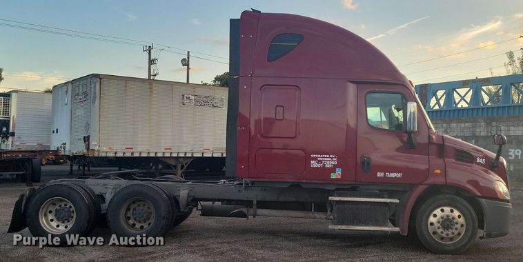 image for item MO9674 2015 Freightliner Cascadia 113  semi truck