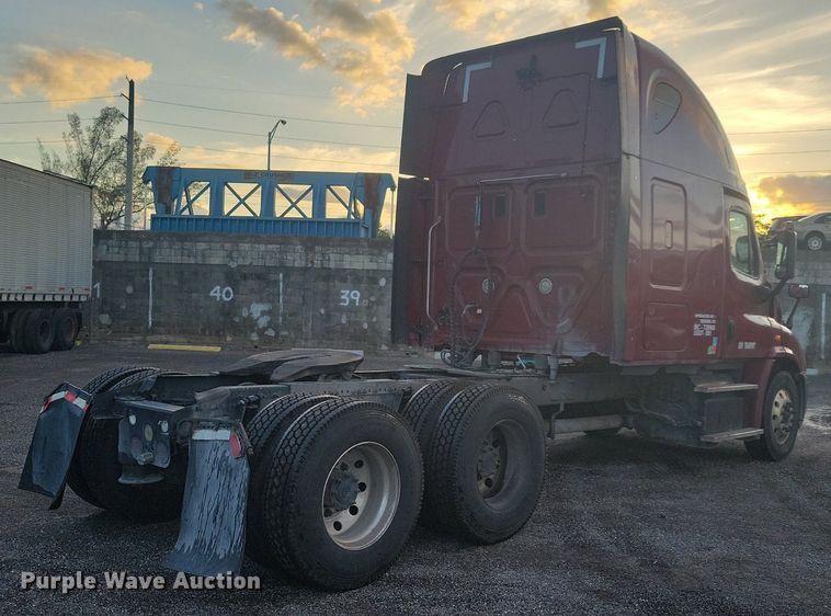 image for item MO9674 2015 Freightliner Cascadia 113  semi truck