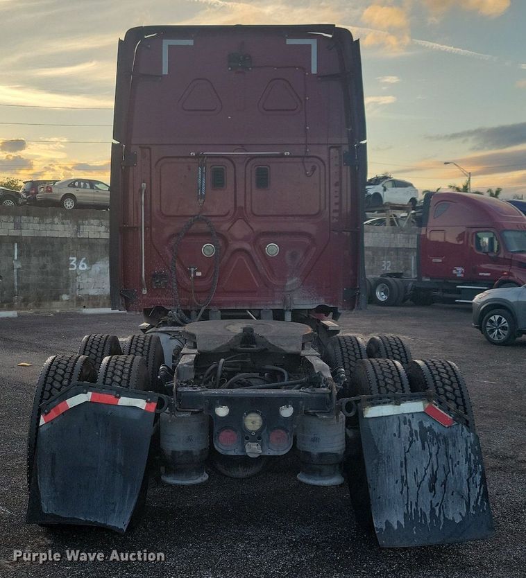 image for item MO9674 2015 Freightliner Cascadia 113  semi truck