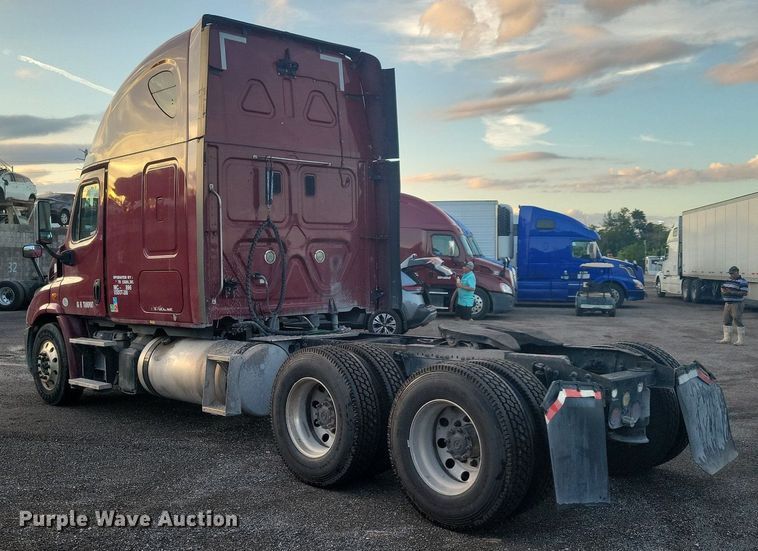 image for item MO9674 2015 Freightliner Cascadia 113  semi truck