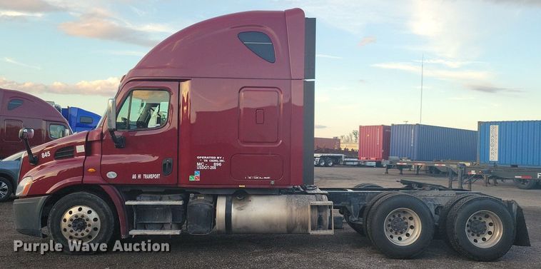 image for item MO9674 2015 Freightliner Cascadia 113  semi truck