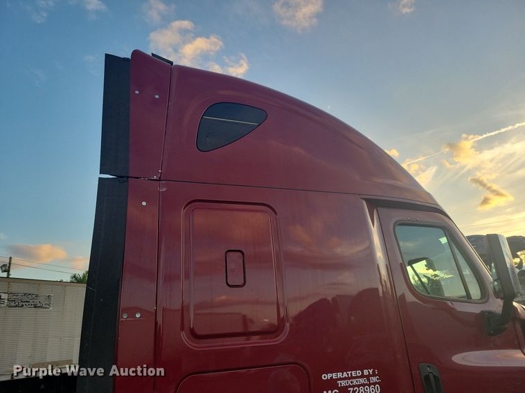 image for item MO9674 2015 Freightliner Cascadia 113  semi truck