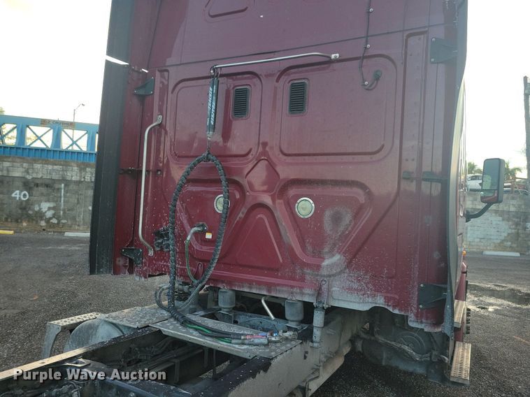 image for item MO9674 2015 Freightliner Cascadia 113  semi truck