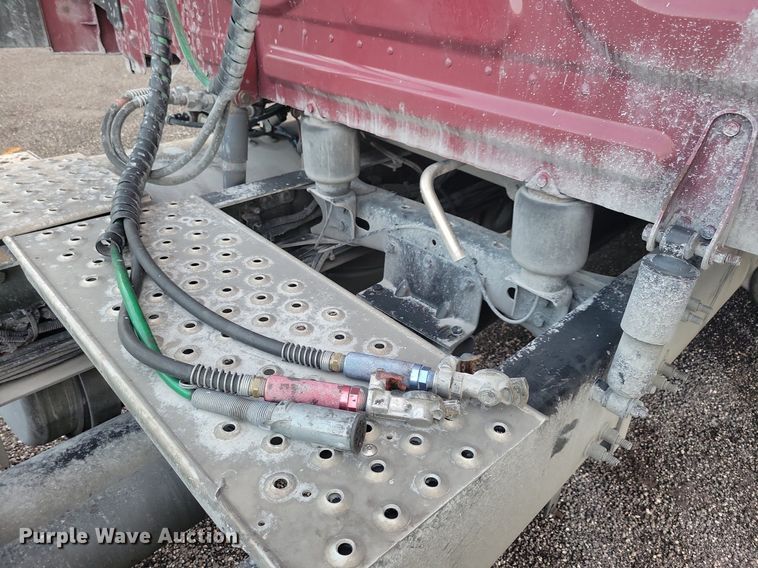 image for item MO9674 2015 Freightliner Cascadia 113  semi truck