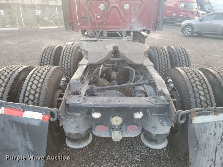 image for item MO9674 2015 Freightliner Cascadia 113  semi truck