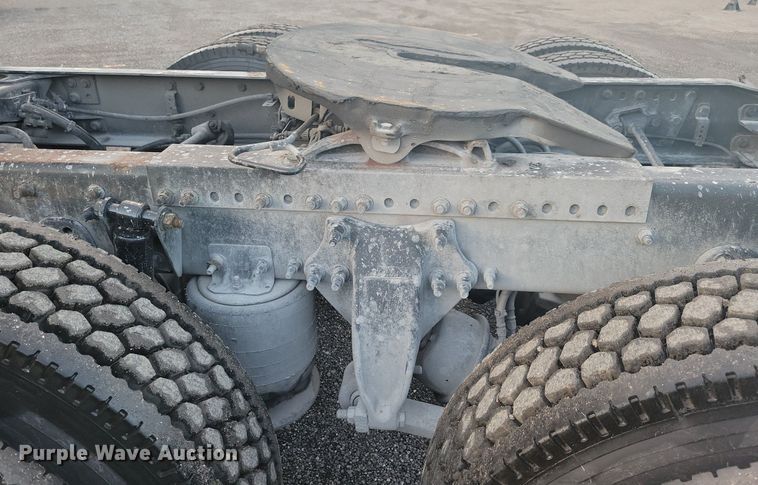 image for item MO9674 2015 Freightliner Cascadia 113  semi truck