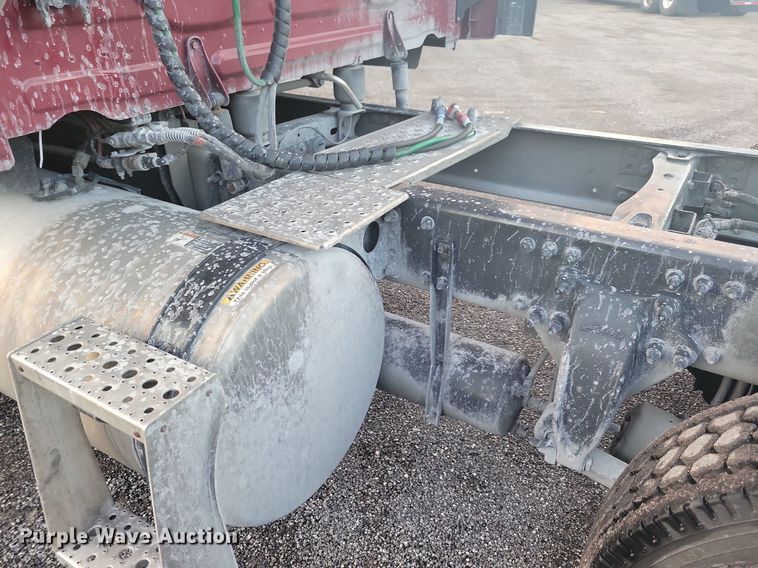 image for item MO9674 2015 Freightliner Cascadia 113  semi truck