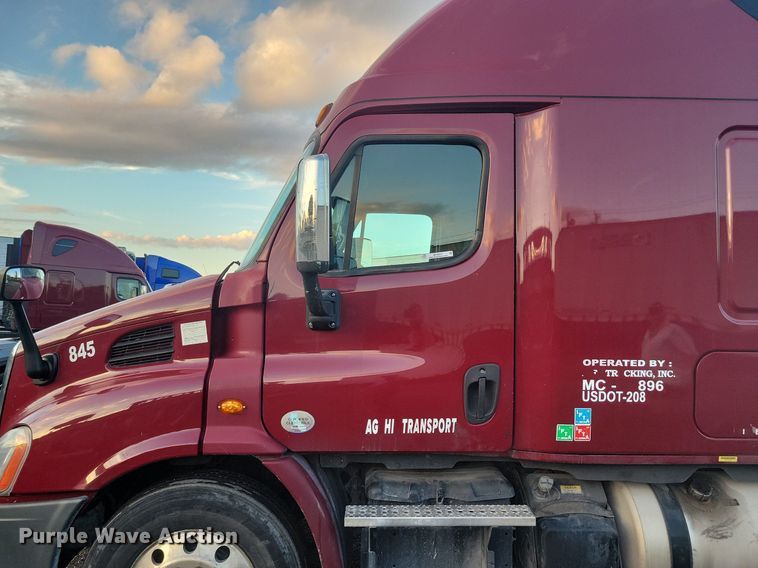 image for item MO9674 2015 Freightliner Cascadia 113  semi truck