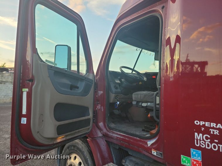 image for item MO9674 2015 Freightliner Cascadia 113  semi truck