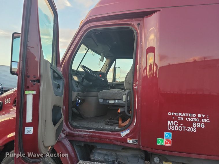 image for item MO9674 2015 Freightliner Cascadia 113  semi truck