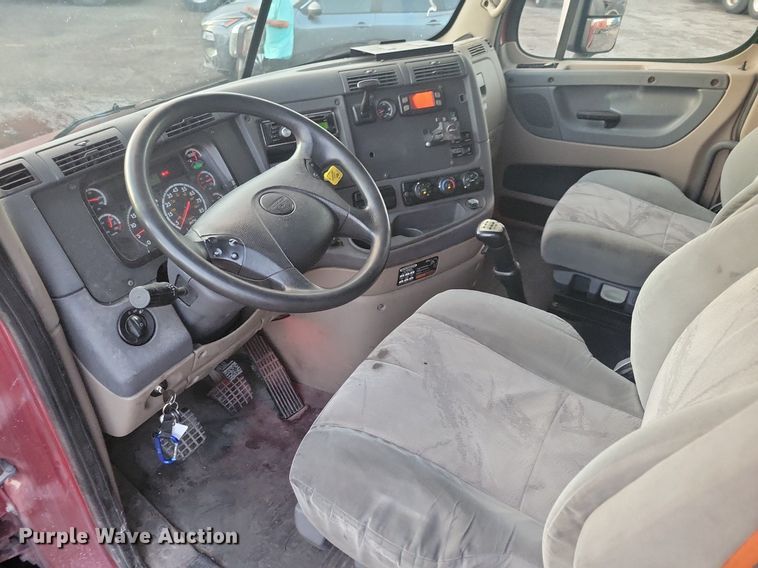 image for item MO9674 2015 Freightliner Cascadia 113  semi truck