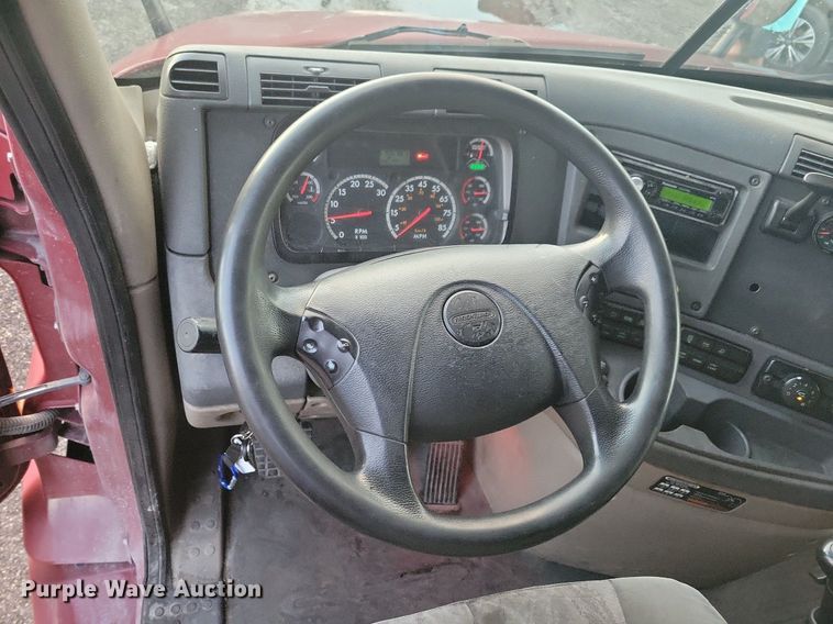 image for item MO9674 2015 Freightliner Cascadia 113  semi truck