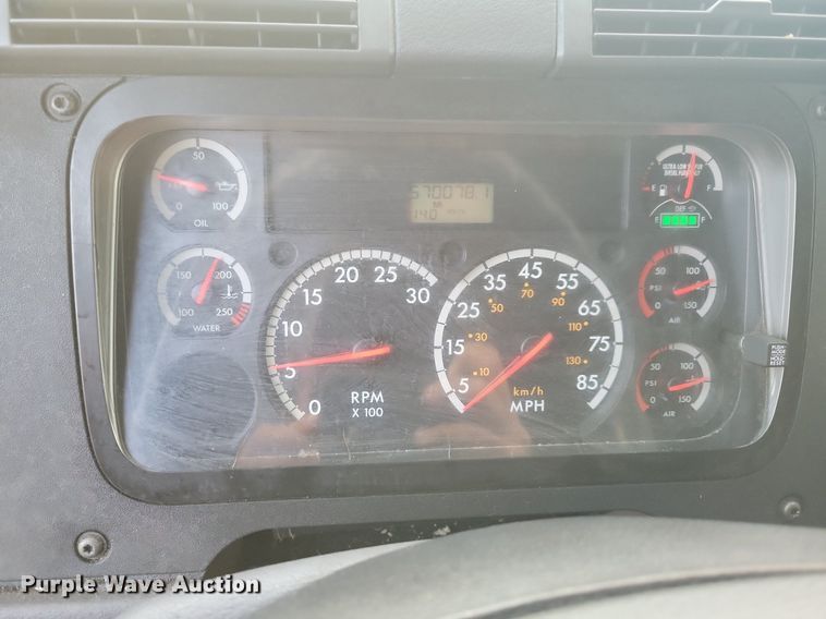 image for item MO9674 2015 Freightliner Cascadia 113  semi truck