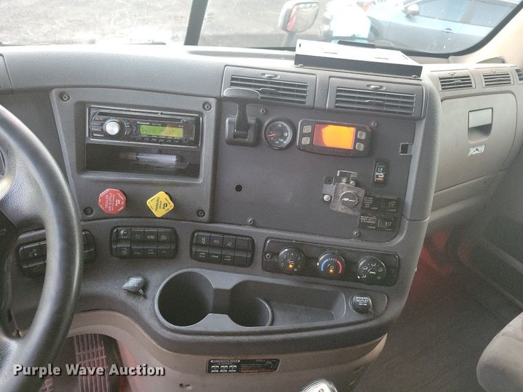 image for item MO9674 2015 Freightliner Cascadia 113  semi truck