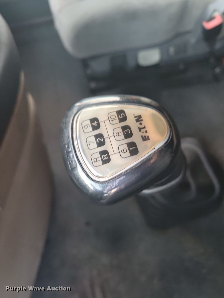 image for item MO9674 2015 Freightliner Cascadia 113  semi truck