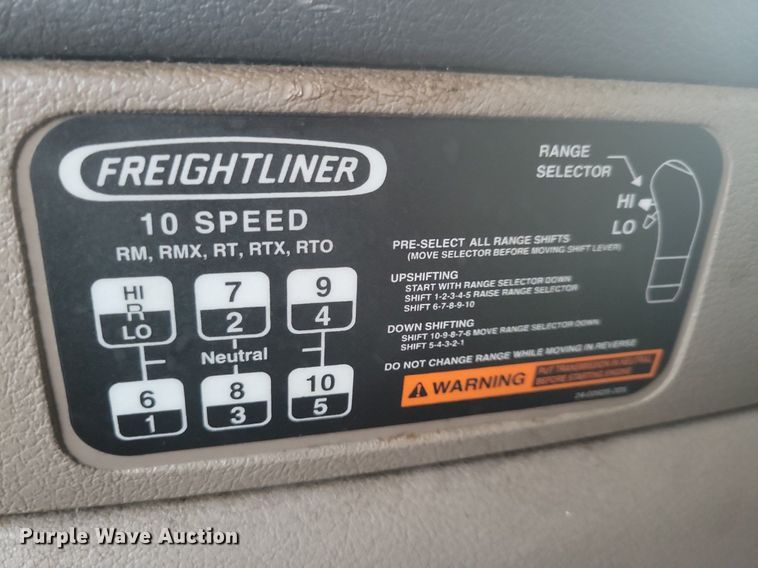 image for item MO9674 2015 Freightliner Cascadia 113  semi truck