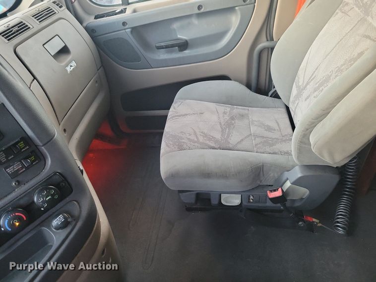 image for item MO9674 2015 Freightliner Cascadia 113  semi truck