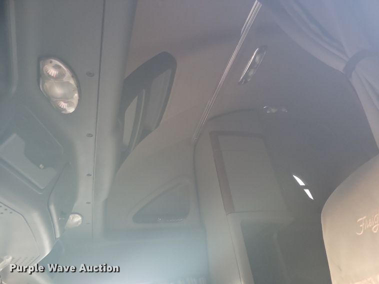 image for item MO9674 2015 Freightliner Cascadia 113  semi truck