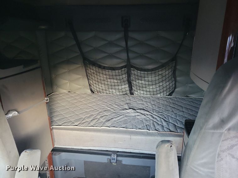 image for item MO9674 2015 Freightliner Cascadia 113  semi truck