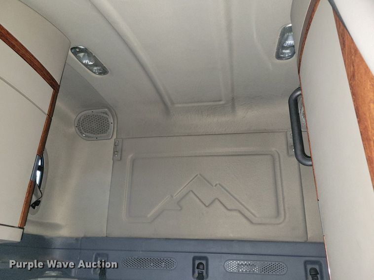 image for item MO9674 2015 Freightliner Cascadia 113  semi truck