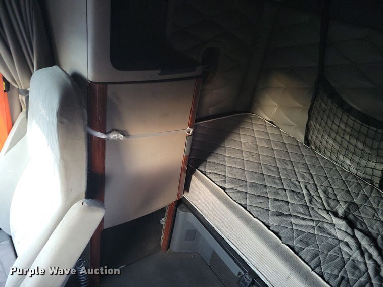 image for item MO9674 2015 Freightliner Cascadia 113  semi truck