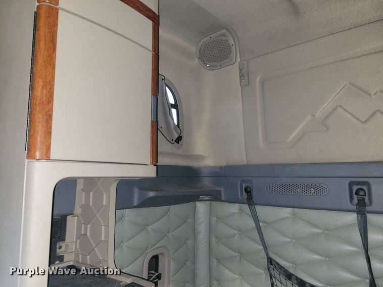 image for item MO9674 2015 Freightliner Cascadia 113  semi truck