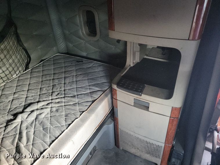 image for item MO9674 2015 Freightliner Cascadia 113  semi truck