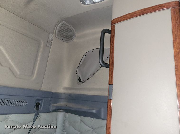 image for item MO9674 2015 Freightliner Cascadia 113  semi truck