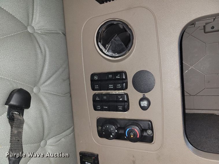 image for item MO9674 2015 Freightliner Cascadia 113  semi truck