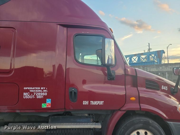 image for item MO9674 2015 Freightliner Cascadia 113  semi truck