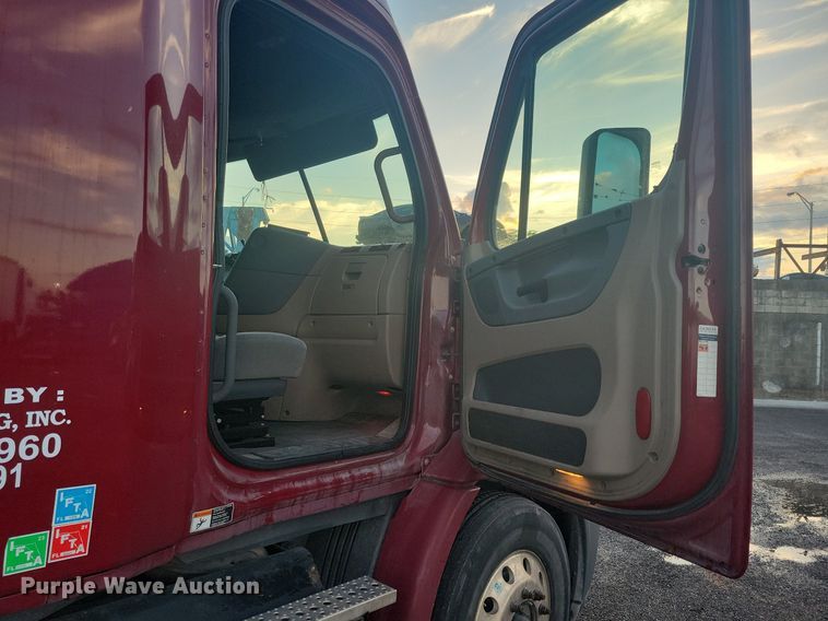 image for item MO9674 2015 Freightliner Cascadia 113  semi truck