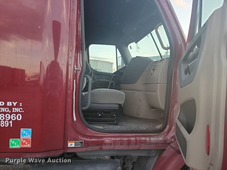 image for item MO9674 2015 Freightliner Cascadia 113  semi truck