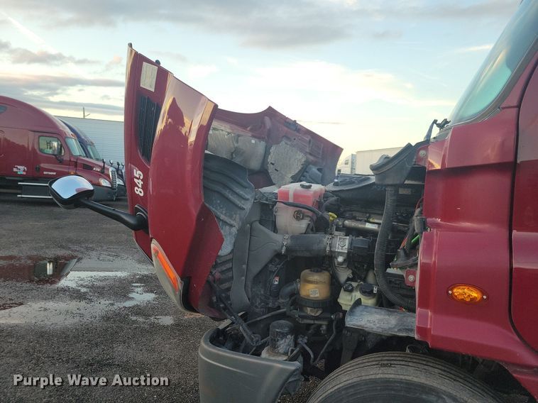 image for item MO9674 2015 Freightliner Cascadia 113  semi truck