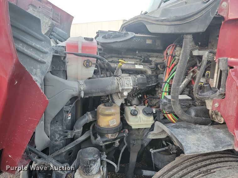 image for item MO9674 2015 Freightliner Cascadia 113  semi truck