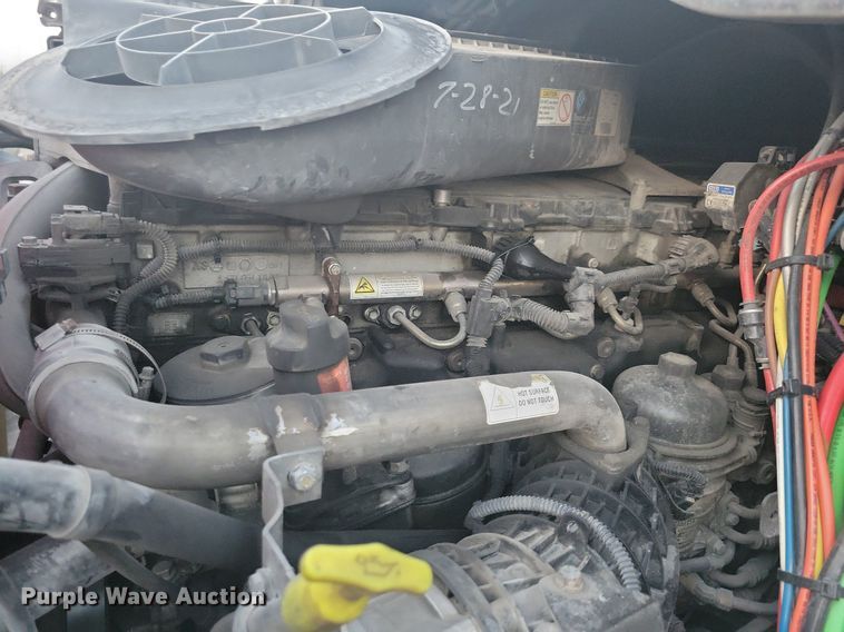 image for item MO9674 2015 Freightliner Cascadia 113  semi truck