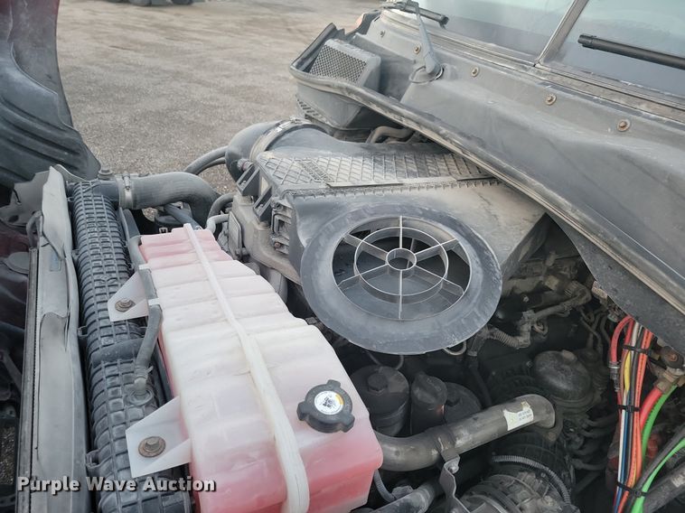 image for item MO9674 2015 Freightliner Cascadia 113  semi truck