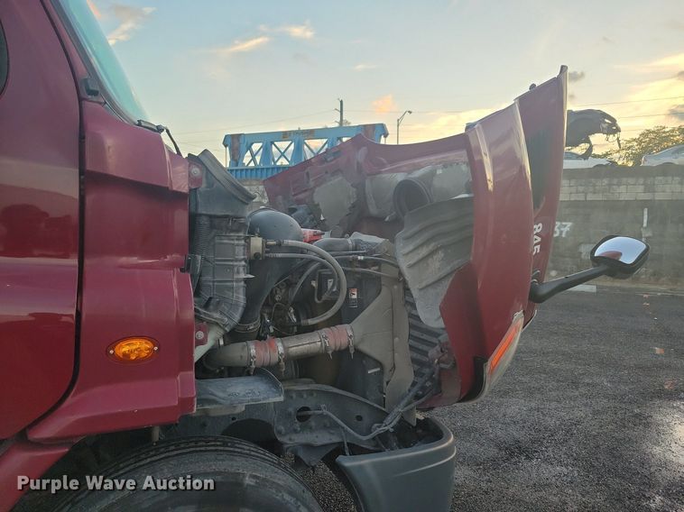 image for item MO9674 2015 Freightliner Cascadia 113  semi truck