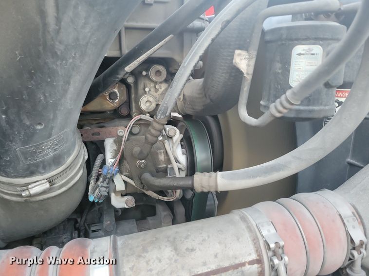 image for item MO9674 2015 Freightliner Cascadia 113  semi truck