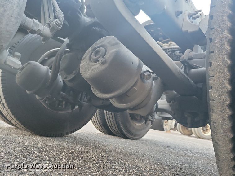 image for item MO9674 2015 Freightliner Cascadia 113  semi truck