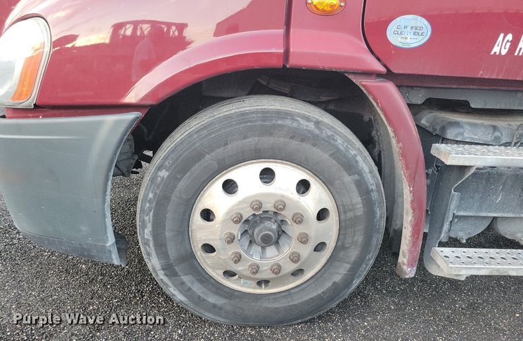 image for item MO9674 2015 Freightliner Cascadia 113  semi truck