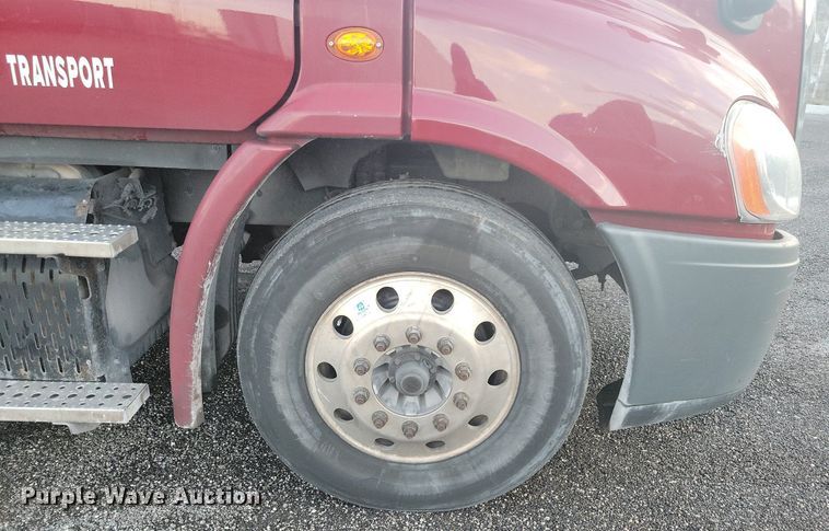 image for item MO9674 2015 Freightliner Cascadia 113  semi truck