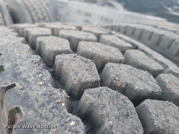 image for item MO9674 2015 Freightliner Cascadia 113  semi truck