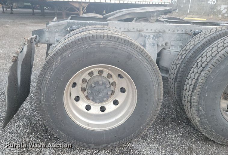 image for item MO9674 2015 Freightliner Cascadia 113  semi truck