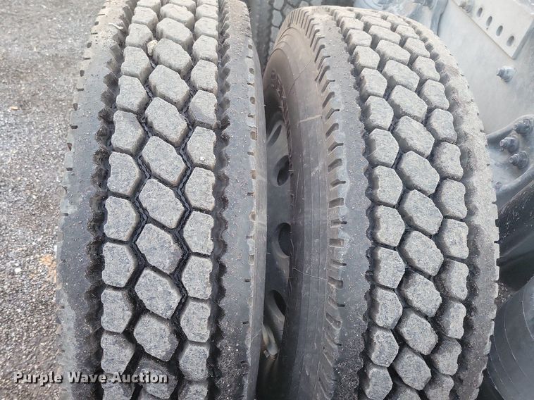 image for item MO9674 2015 Freightliner Cascadia 113  semi truck