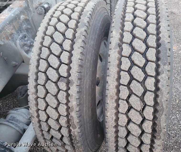 image for item MO9674 2015 Freightliner Cascadia 113  semi truck