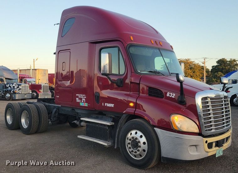 image for item MO9675 2015 Freightliner Cascadia 113  semi truck